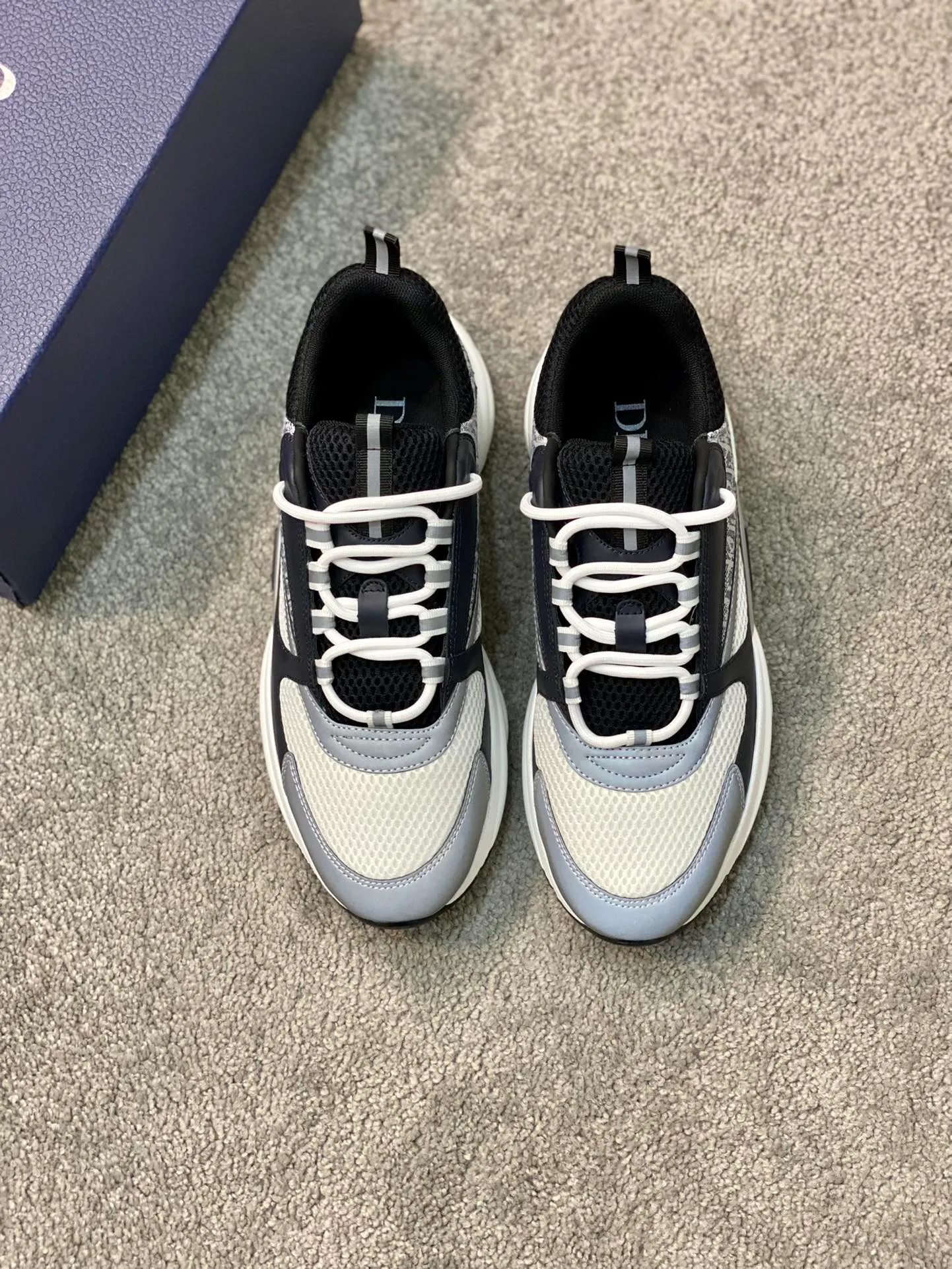 Factory price: 500💰 Dior B22 men's jogging fashion sneakers. This item draws inspiration from retro jogging shoes. It adopts a thick low-top design, with an upper made of leather and mesh fabric, and a black and white engraved rubber sole. The side is decorated with an embossed "Di~r" logo. Code number: 38-45 (38, 45, 46 can be customized)